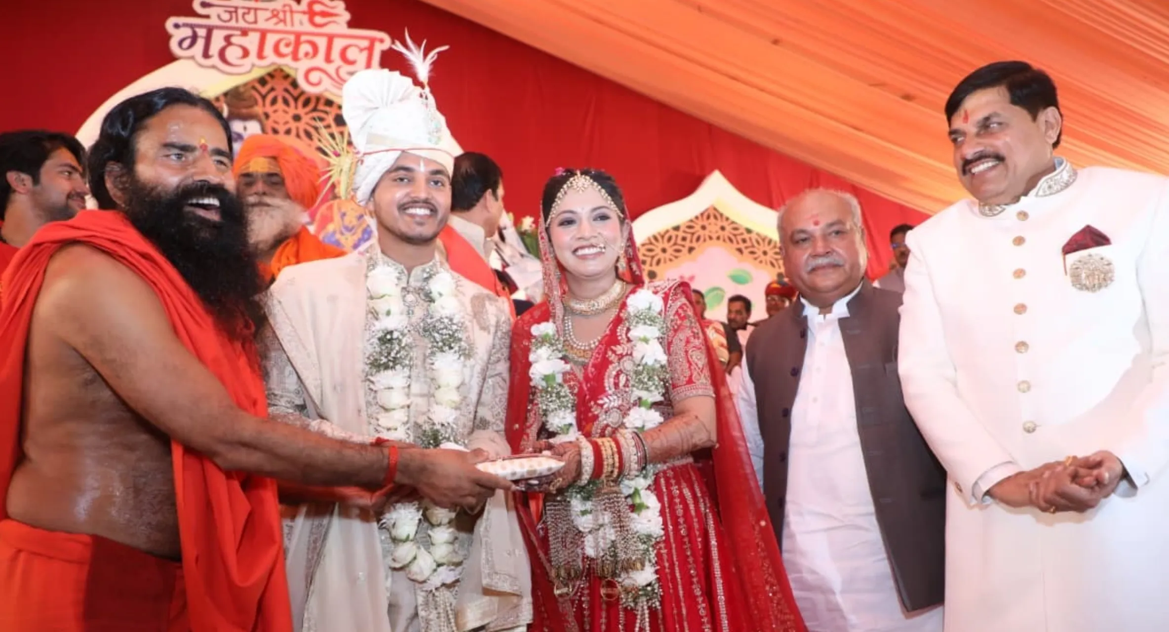 धर्माचार्य बाबा रामदेव ने डॉ. अभिमन्यु और डॉ. इशिता सहित सभी जोड़ों को आशीर्वाद दिया। mohan yadav